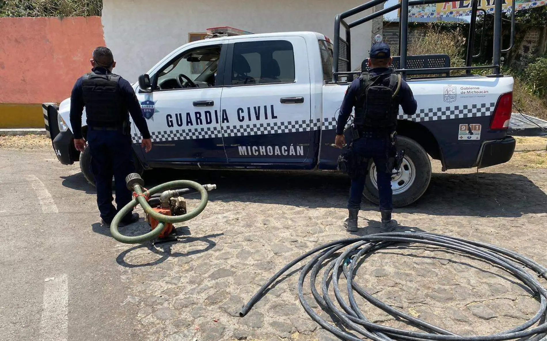 Elementos de la Guardia Civil con una bomba de agua asegurada